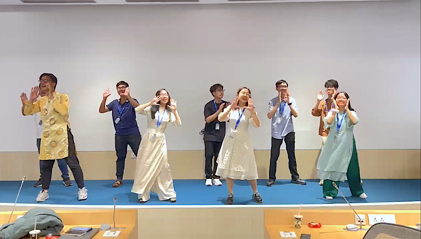 nhảy tết đong đầy